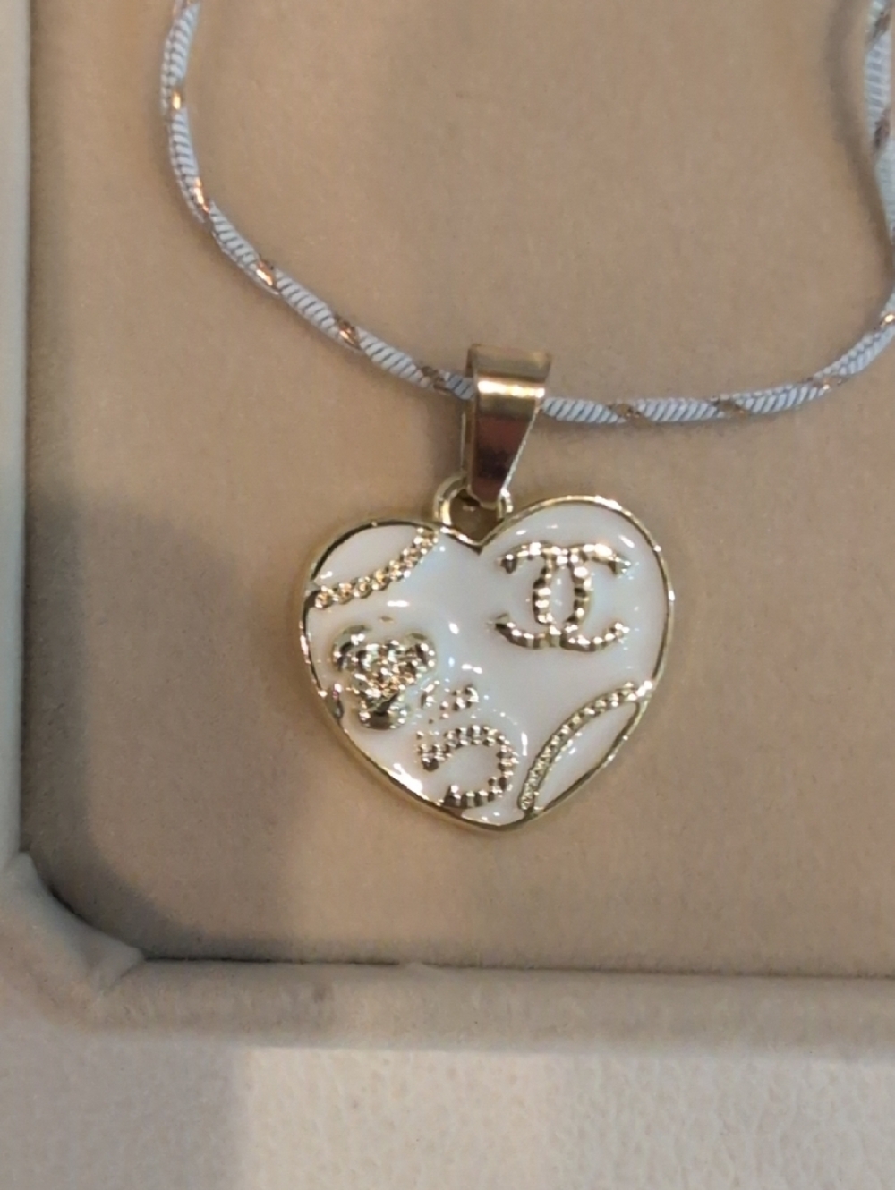 CHANEL White and Gold Heart Pendant Necklace with CC Motif - Picture 4 of 6